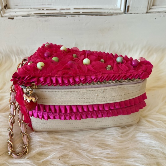Betsy Johnson  Adorable Cake Cluth Hand Bag - Picture 1 of 8